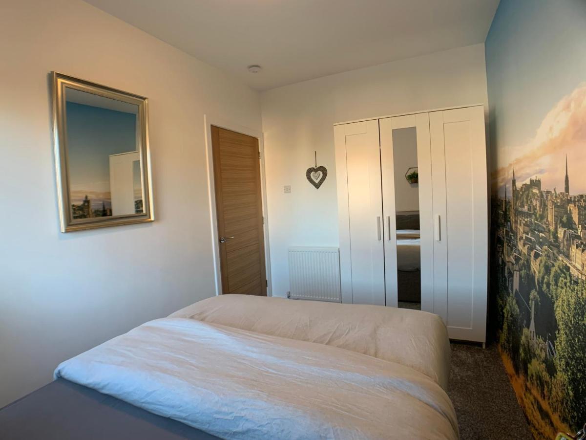 Maria- Bright And Modern City Center Apartment . Единбург Екстериор снимка